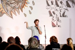 
			Bunt statt Braun: Poetry-Slammer begeistern mit Dichtkunst auf hohem Niveau