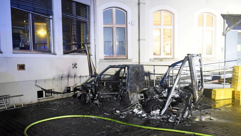 Herne: Elektro-Auto der Deutschen Post brennt komplett aus ...