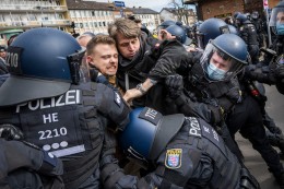 
			Corona: Gewalt gegen Polizei: „Querdenken“-Demo in Kassel eskaliert