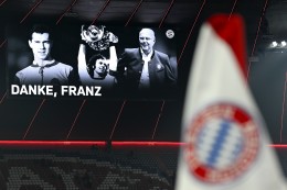 
			Fußball: Doppelpass gedenkt Beckenbauer, emotionaler Effenberg-Abgang