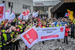 
			Arbeitskampf: Tarifstreit: Verdi plant gemeinsame Warnstreiks der Branchen
