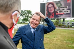 
			Kommunalwahl: Altkanzler Schröder in Mülheim: Polit-Prominenz im Wahlkampf
