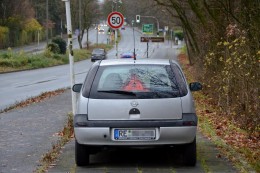 
			Ordnungsamt weiß Bescheid: Defektes Auto blockiert den Gehweg